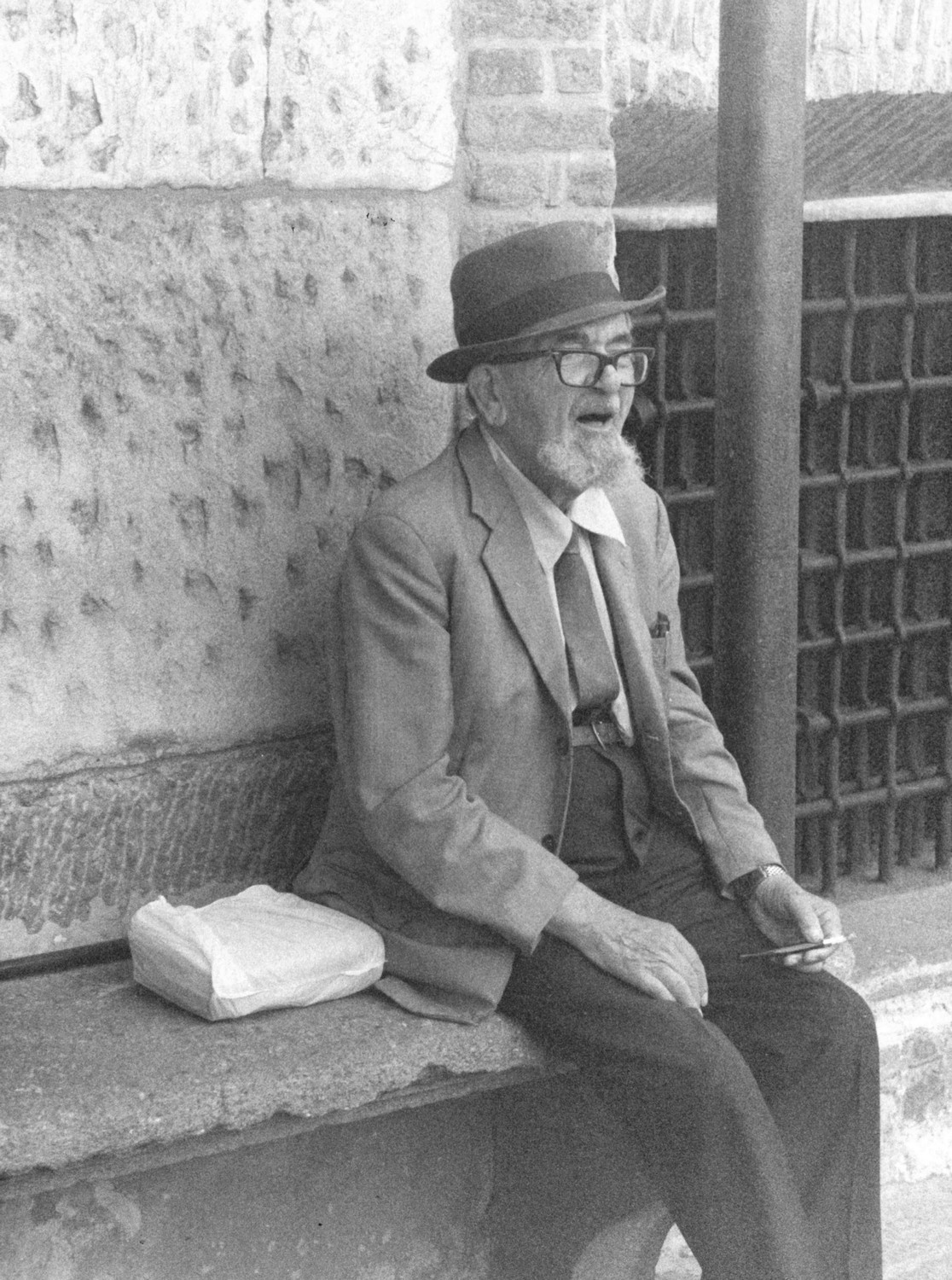 Anziano in attesa
